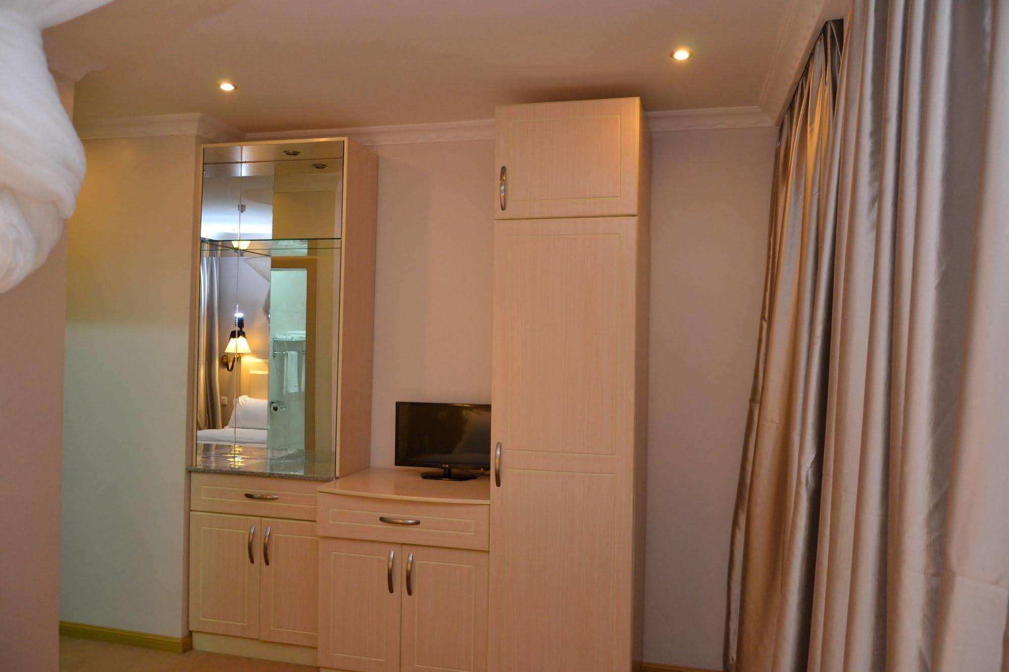 Gloria Hotel Kigali Buitenkant foto