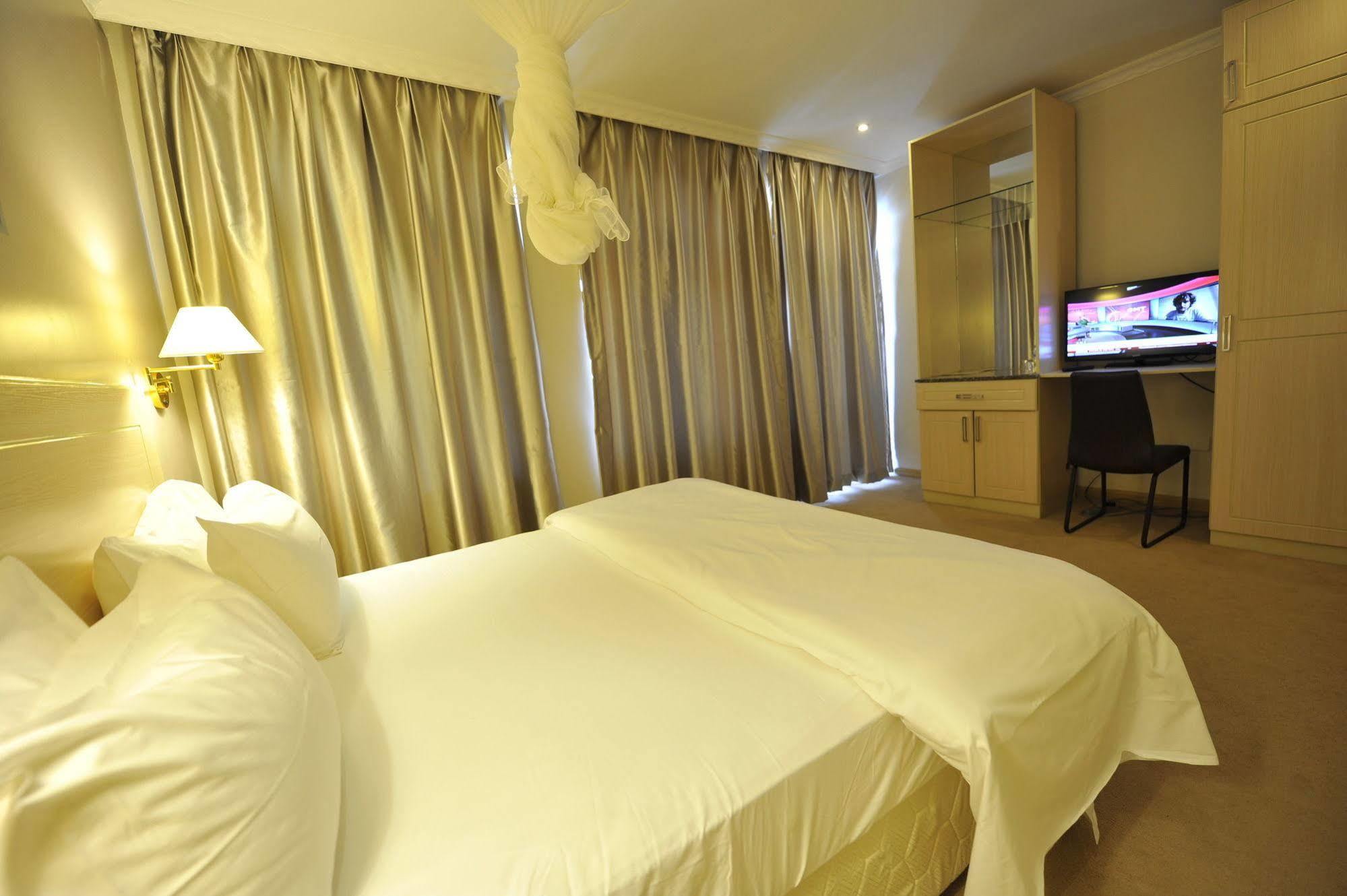 Gloria Hotel Kigali Buitenkant foto