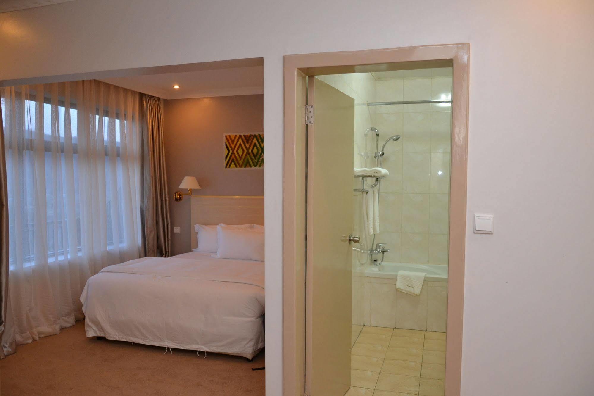 Gloria Hotel Kigali Buitenkant foto